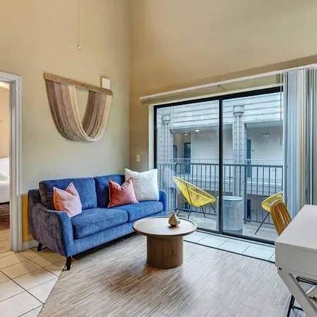 Spectacular Location West Campus Apt For 8 Plus Loft